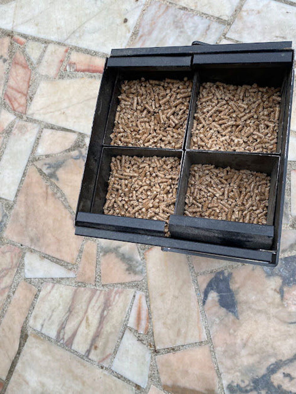 Seau &agrave; Pellets - Distribution Facile et Propre-Capacit&eacute; 15kg Bricolage
