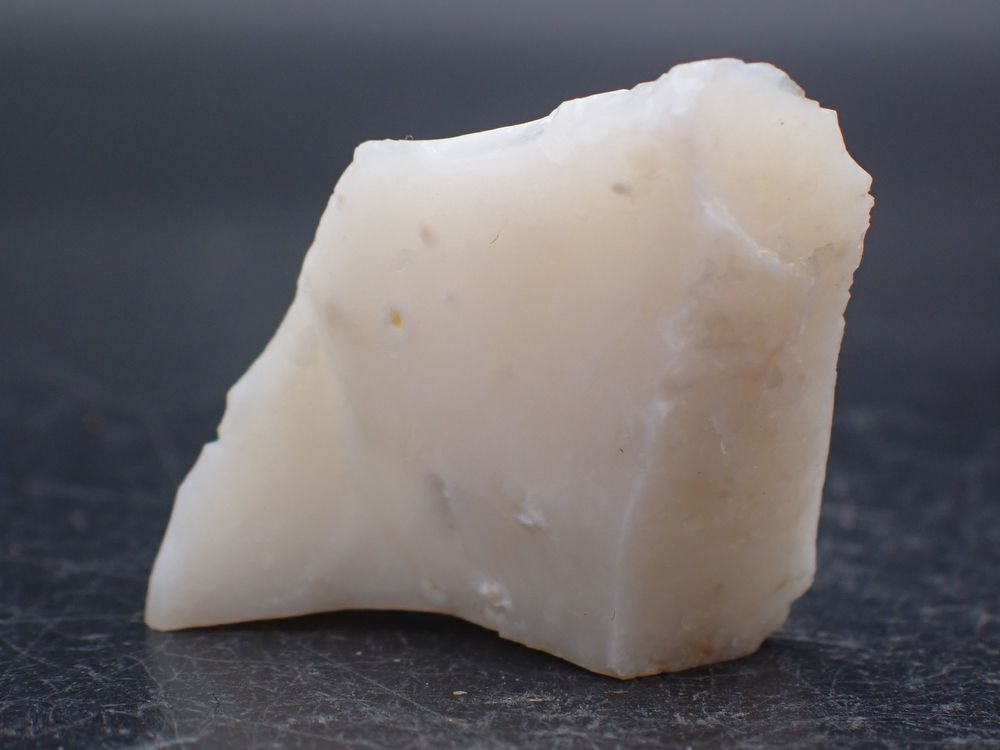 Opale brute , Grazay , Mayenne , France 8gr 37 x 27 x 12 mm 