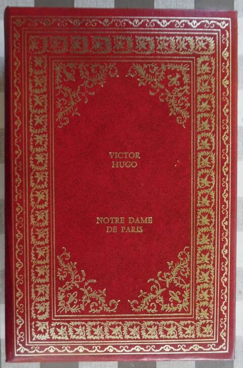 VICTOR HUGO - NOTRE DAME DE PARIS 
Version luxe numrote 40 Castries (34)