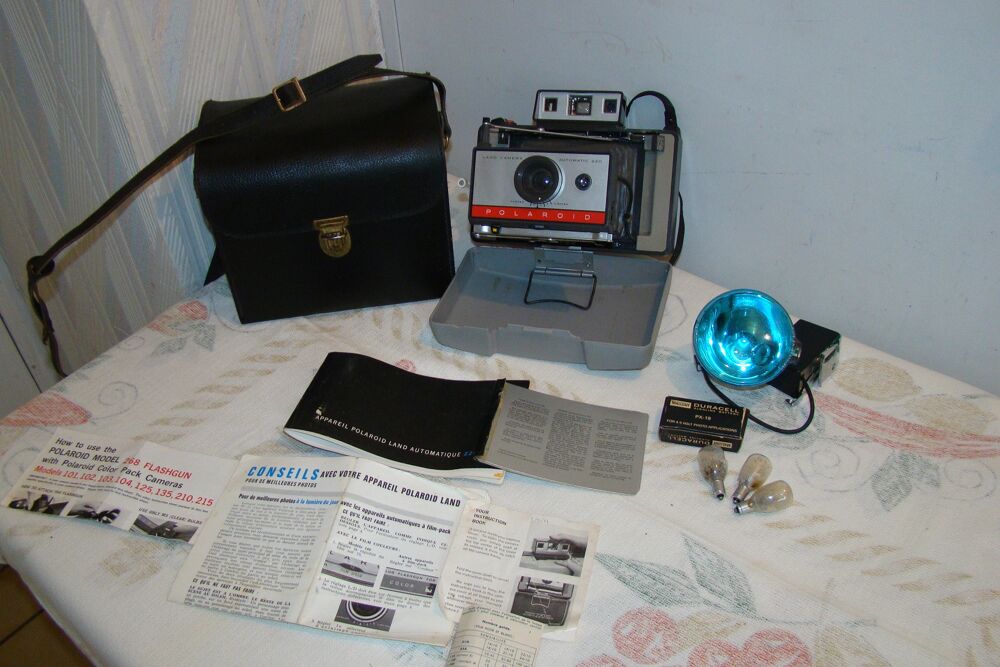 Ancien appareil photo Polaroid 220 + accessoires ann&eacute;es 1960 Photos/Video/TV