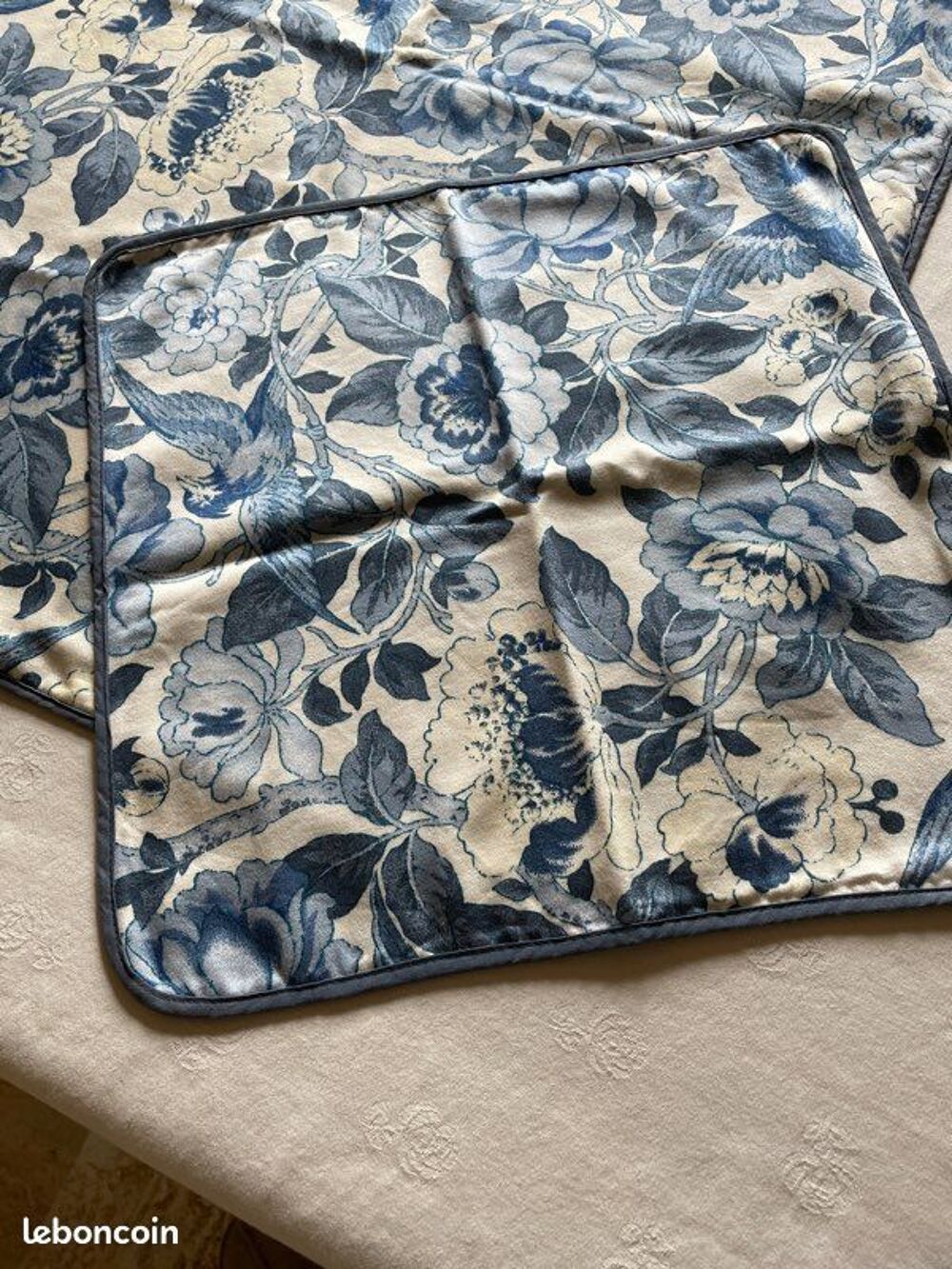 2 HOUSSES de COUSSIN de marque MADURA en tissu &agrave; fleurs Décoration