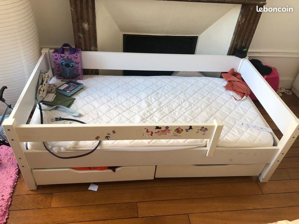 Lit d'enfant quasi neuf IKEA barres de protection et tiroirs Mobilier enfants