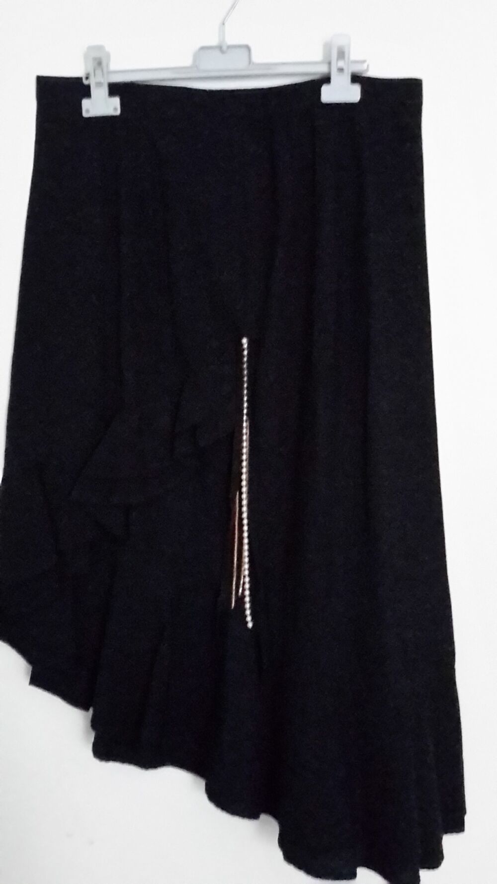 Jupe mi-longue dissym&eacute;trique noire. Vêtements