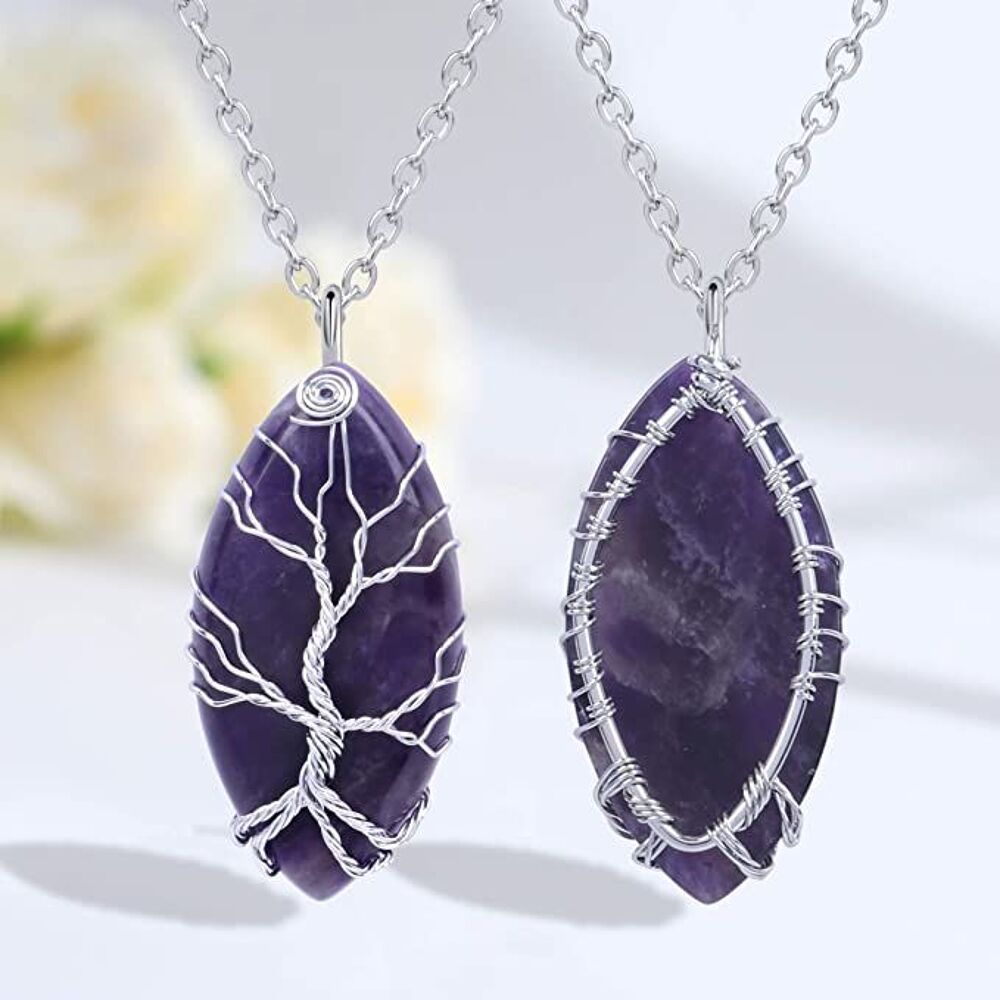 Collier pendentif.
Bijoux et montres