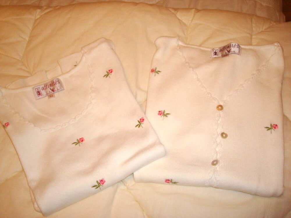 Ensemble blanc tricot (l&eacute;ger) petites fleurs&quot;roses&quot; rebrod&eacute;e Vtements