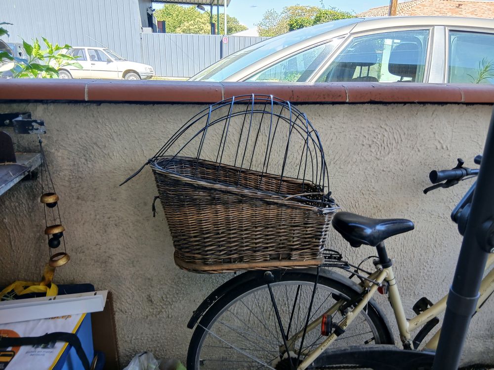 V&eacute;lo de ville ou de campagne avec panier en osier Vélos
