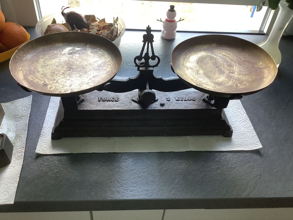 balance avec 2 plateaux en cuivre et poids Décoration
