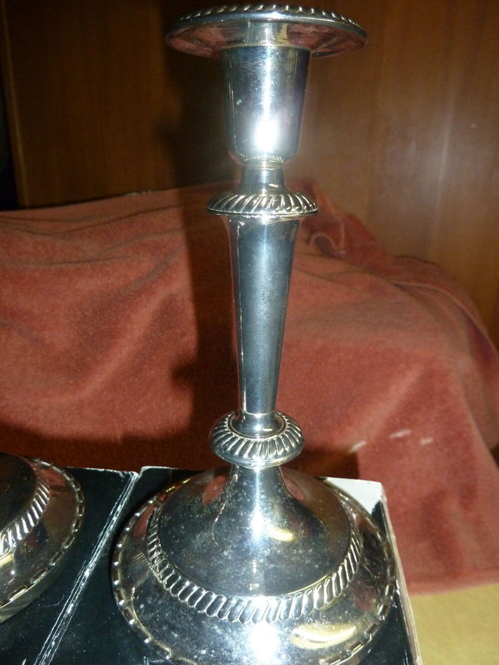 PAIRE DE BOUGEOIRS EN METAL ARGENTE Décoration
