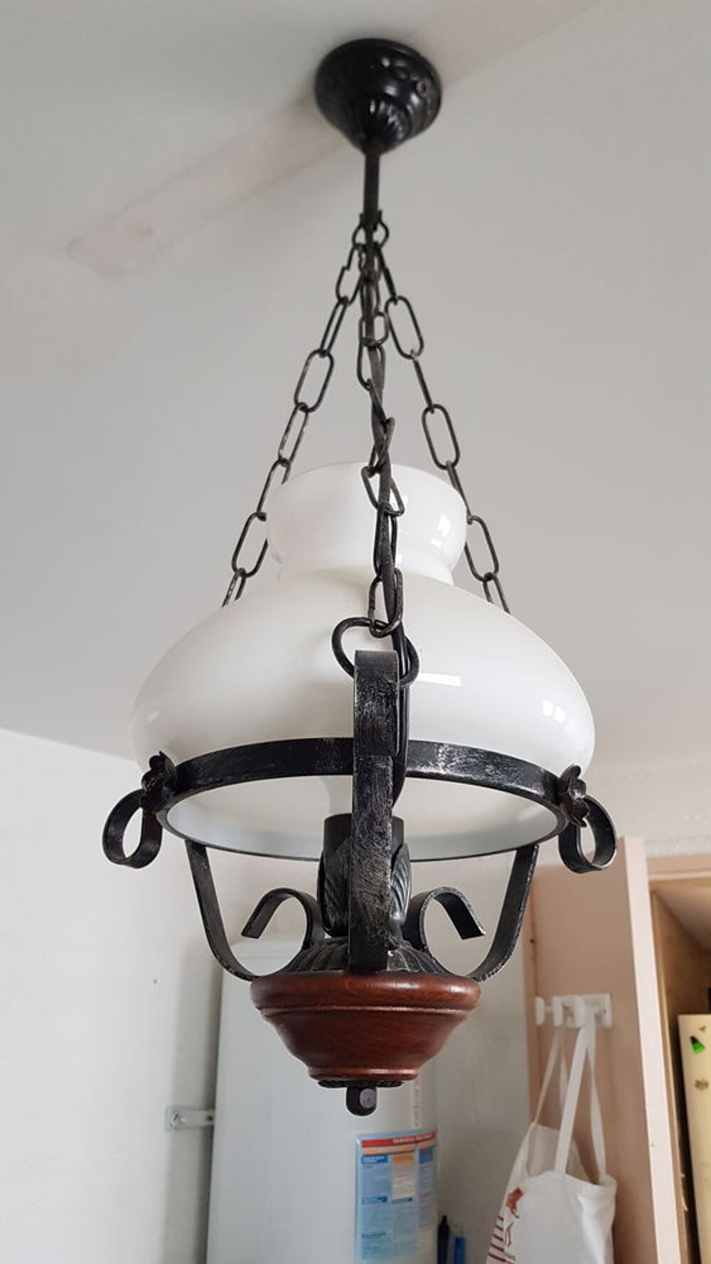 Suspension de cuisine vintage bois et opaline Décoration
