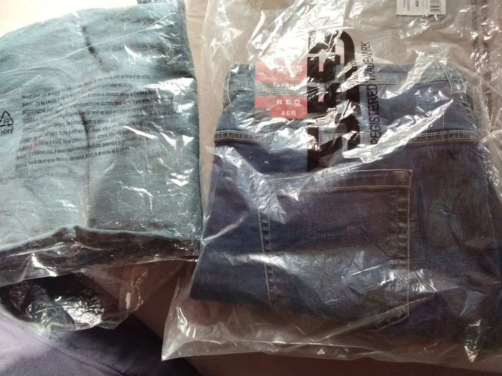 Lot de 10 jeans neuf jamais port&eacute;s taille 50. Vêtements