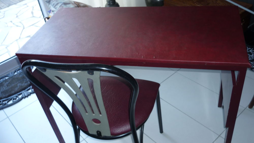 TABLE DE BUREAU AVEC CHAISE Meubles