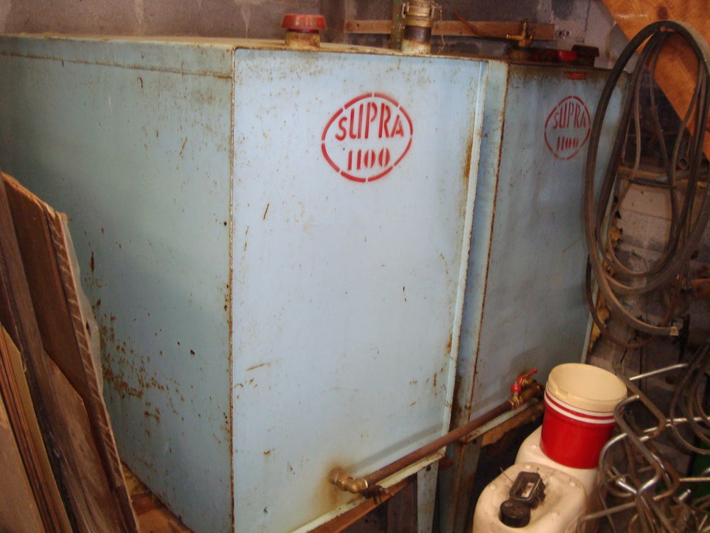 DEUX CUVES A FIOUL EN FER SUR PIED MARQUE SUPRA 
Bricolage