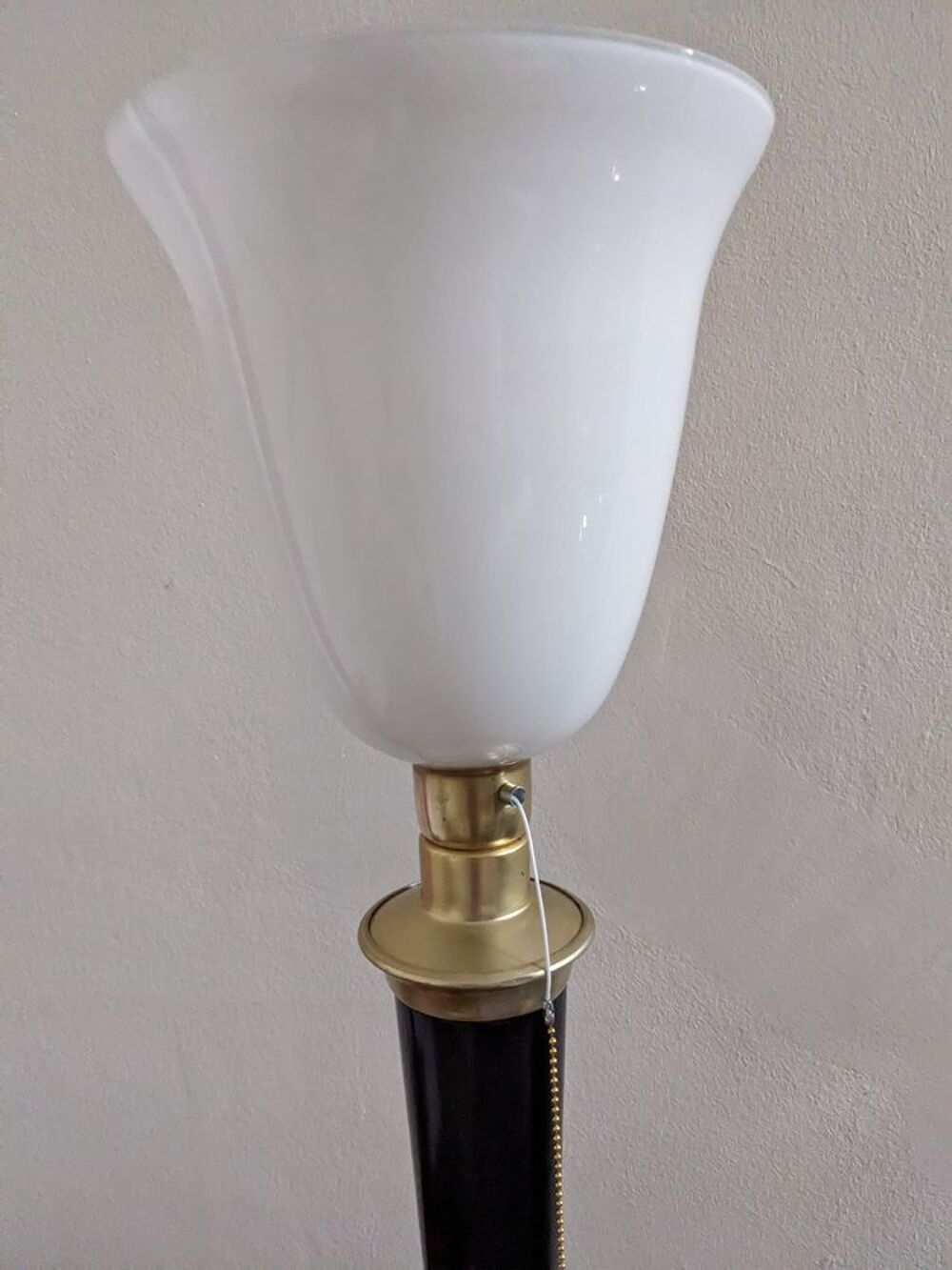 Belle lampe art d&eacute;co MAZDA laqu&eacute;e noire avec tulipe en opali Décoration