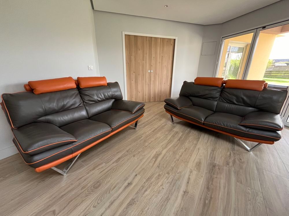 2 Canap&eacute;s cuir Marron et orange ch&acirc;teau d'Ax
500€ les deux Meubles