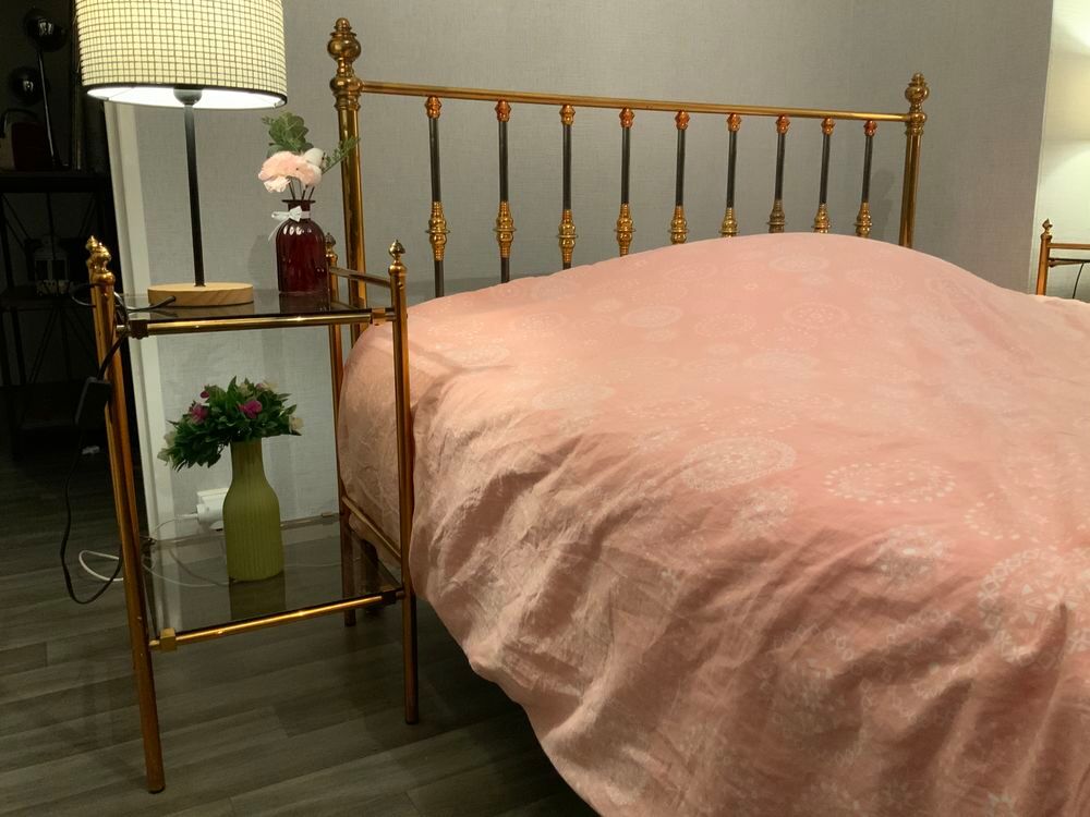 lit Vintage en bronze v&eacute;ritable et table de chevet Meubles