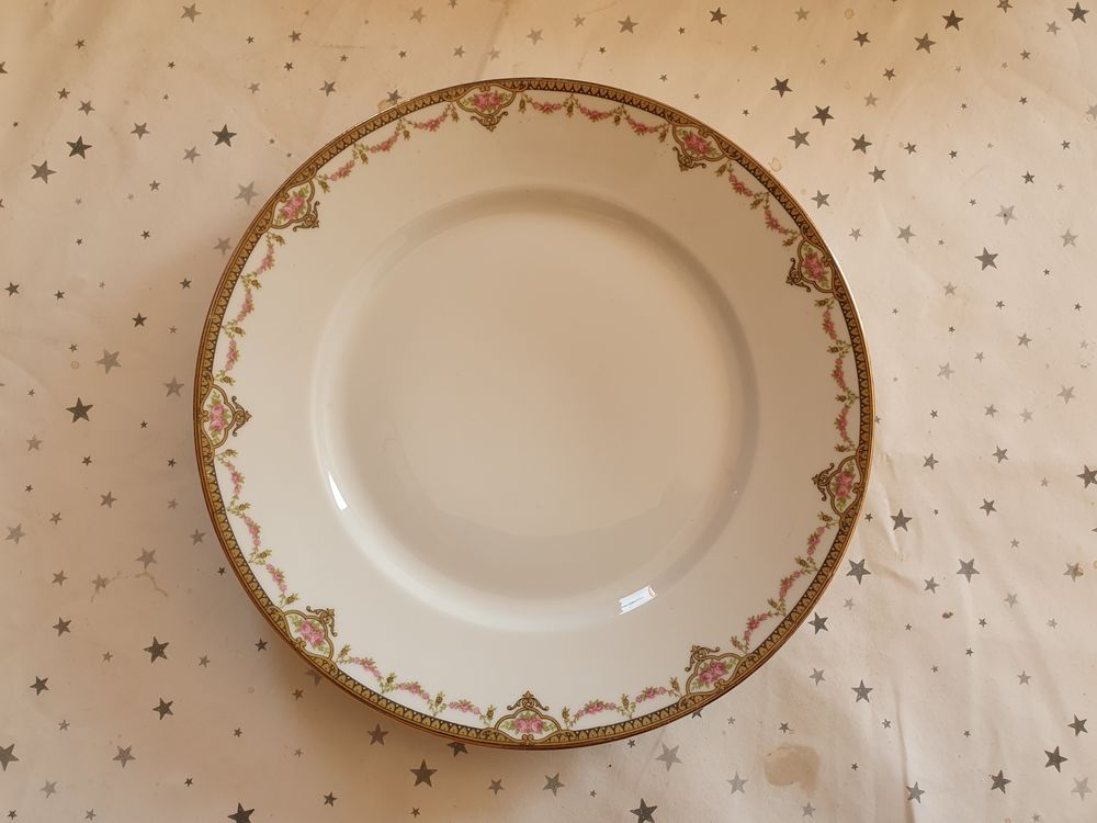 service de table complet porcelaine limoges estampill&eacute;. 