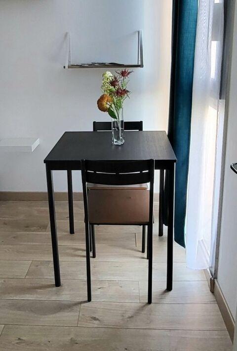 Table 67x67 et 2 chaises  IKEA  45 La Canourgue (48)