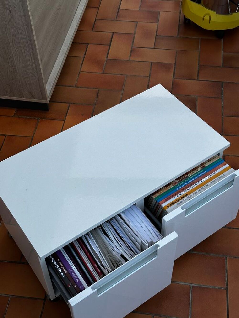 Petit meuble de salle de bain ou autre &agrave; roulettes. Meubles