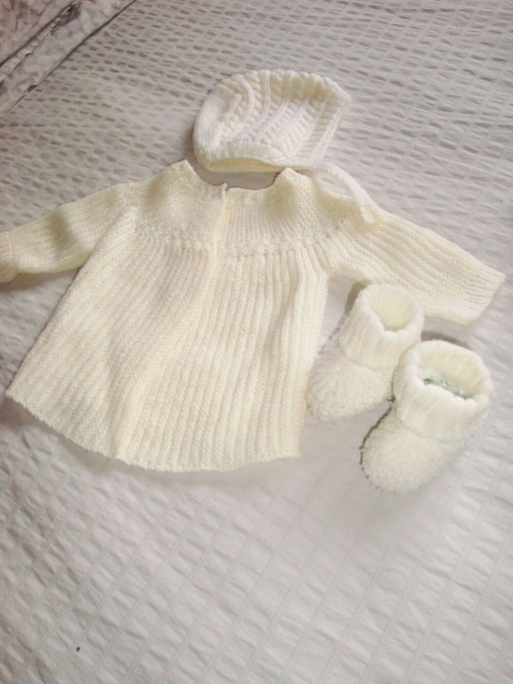 brassi&egrave;re chaussons et bonnet blanc 3 mois Vêtements enfants