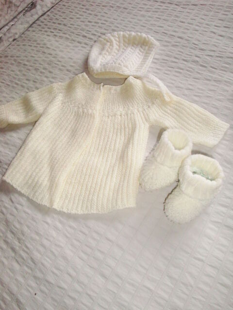 brassi�re chaussons et bonnet blanc 3 mois 8 Nimes (30)