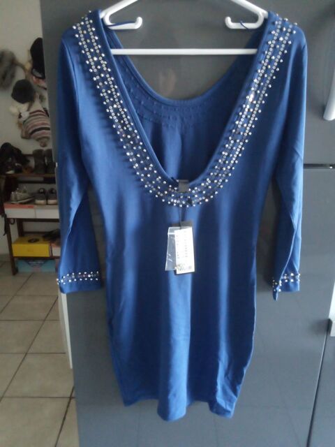 Robe bleu courte neuve avec tiquette.  10 Lourdes (65)