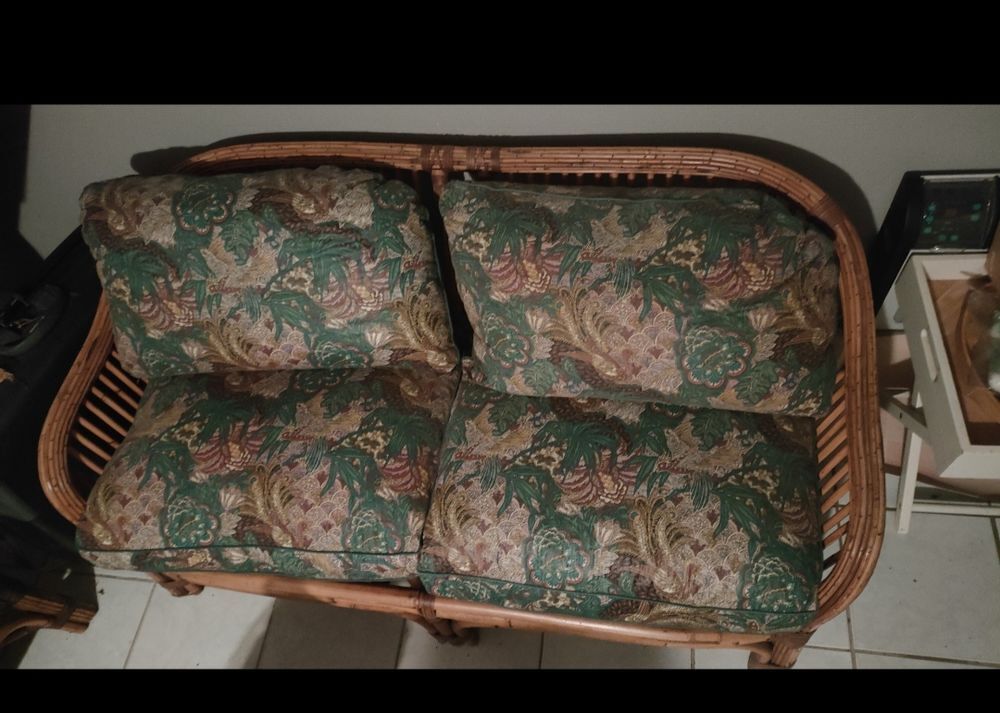 salon en rotin avec coussins et table Meubles
