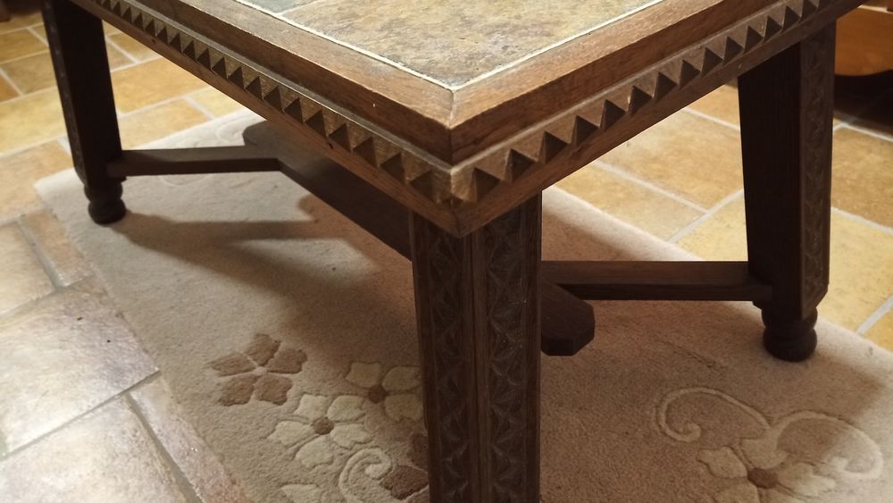 Table basse en ch&ecirc;ne avec rev&ecirc;tement en pierre Meubles