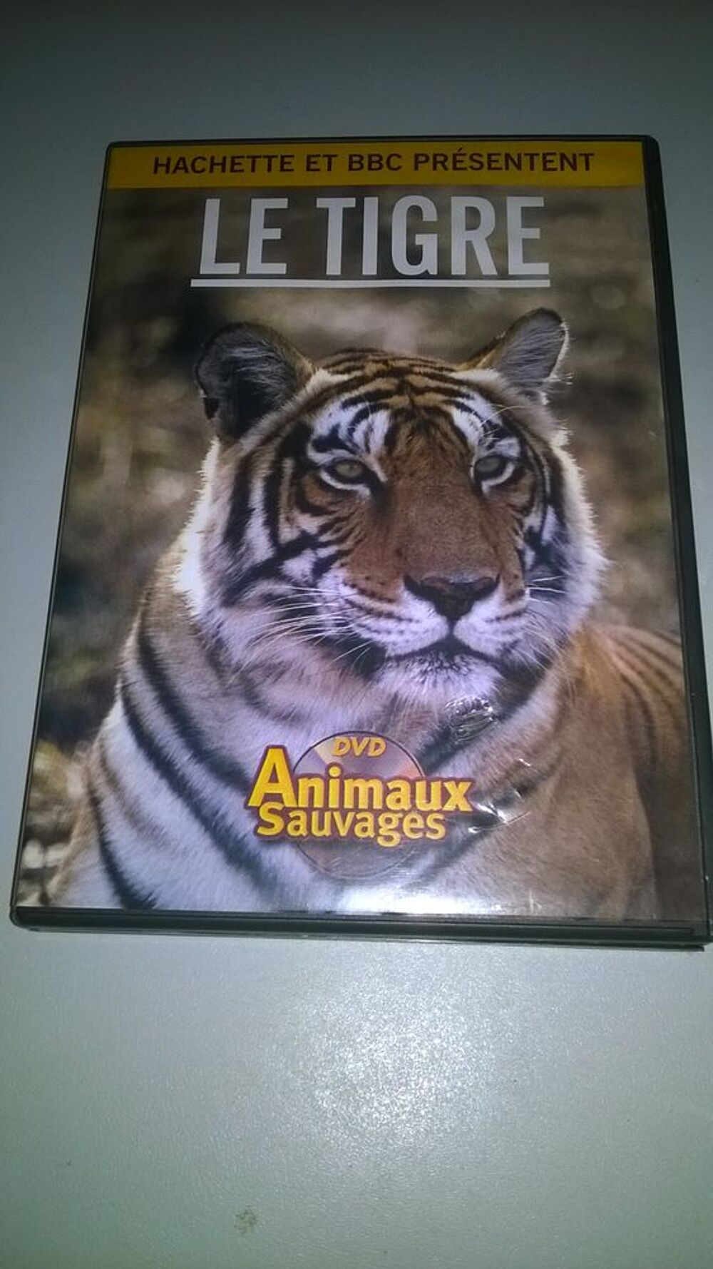 DVD Le Tigre 
1998
Excellent etat
Hachette
Par Mike Birk DVD et blu-ray