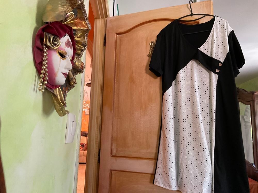 Belle robe avec broderies Vêtements