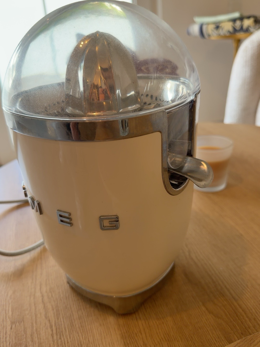  Presse-agrumes SMEG cr&egrave;me ? jamais utilis&eacute; Electroménager