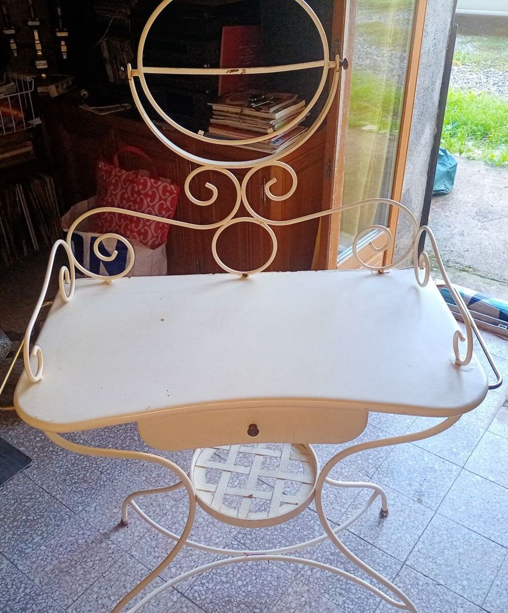 Coiffeuse retro .
Meubles