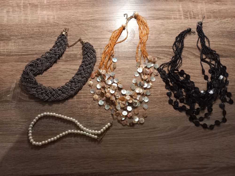 Lot de colliers Bijoux et montres
