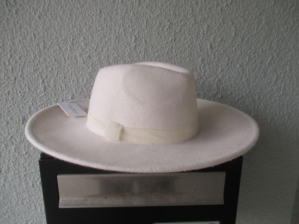 chapeaux gris ou blanc Vêtements