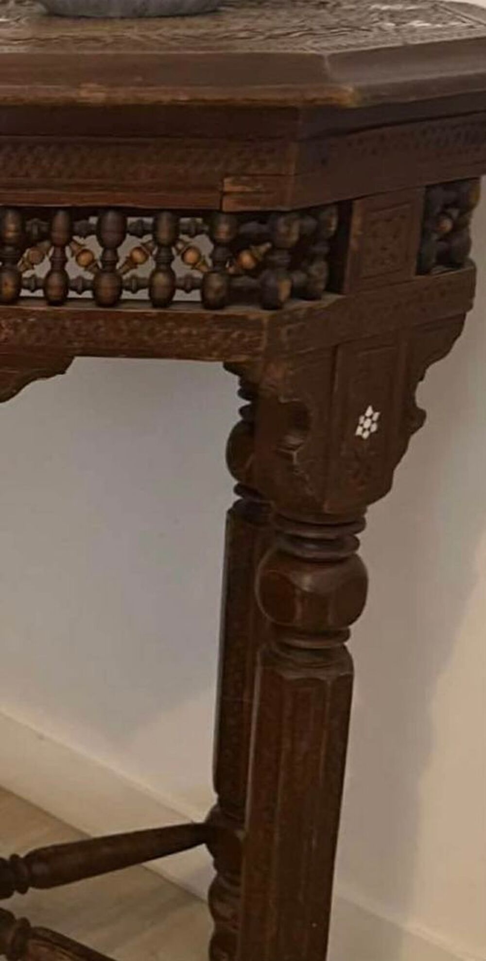 Console / table d'appoint orientale ancienne ? bois sculpt&eacute; Meubles