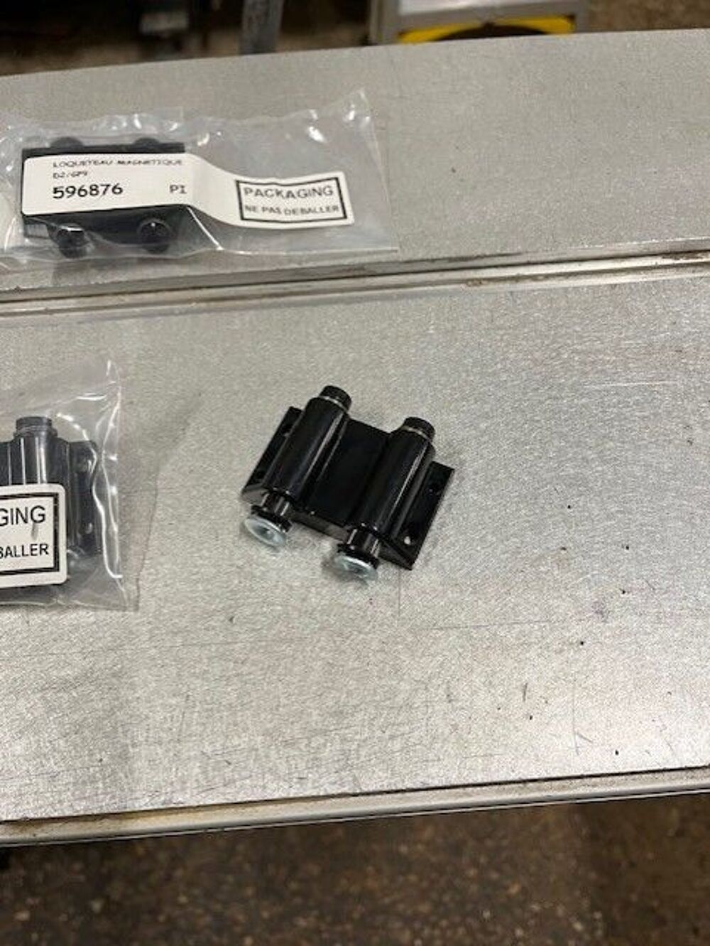 loqueteaux magn&eacute;tique double &agrave; ressort Bricolage