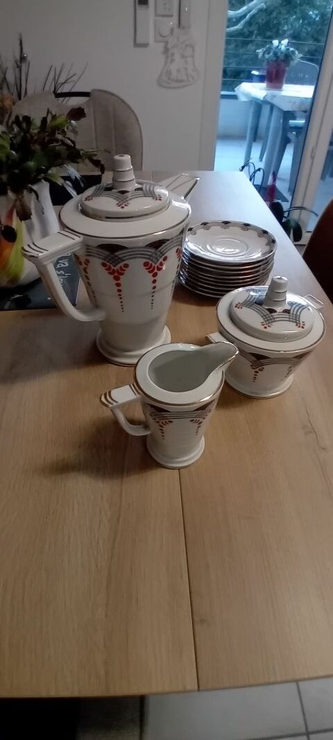 9 assiettes dessert sucrier
carafe � caf�, pot � lait
10 Eybens (38)