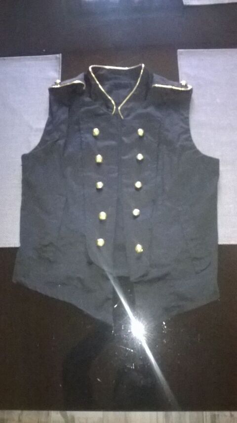 Haut femme Spencer
Style Pirate
Excellent etat
Avec bouto 13 Talange (57)