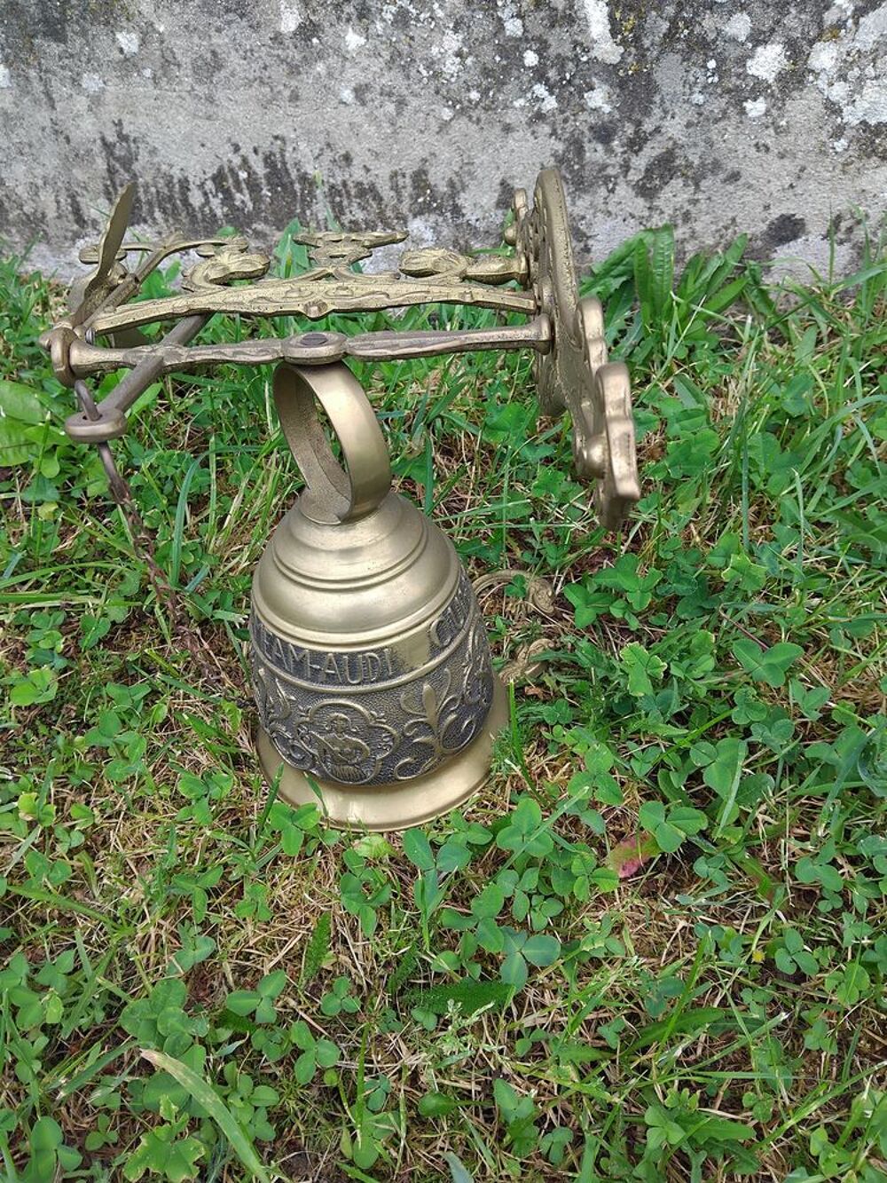Av une belle cloche en bronze Décoration