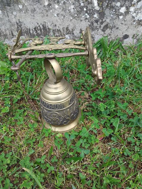 Av une belle cloche en bronze 40 Granville (50)