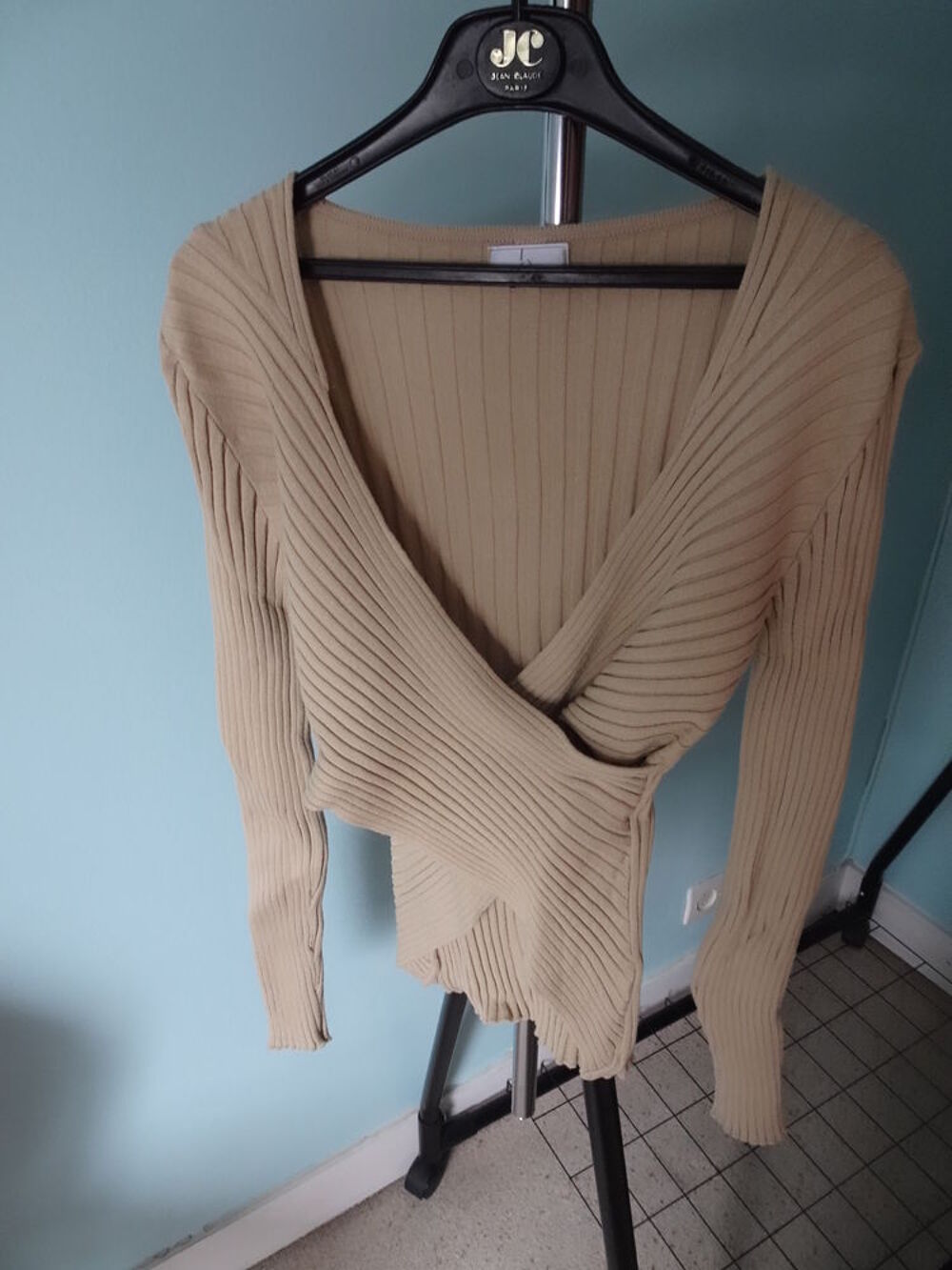 Pull beige avec un col crois&eacute; Vêtements
