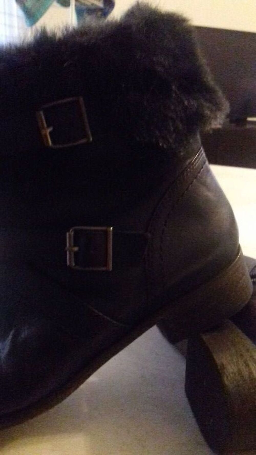 BOTTINES NOIRES EN CUIR AVEC FOURRURE Pointure 41/42 Chaussures