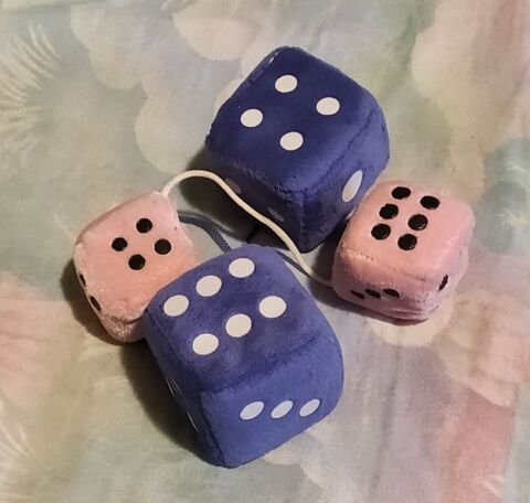 2 gros d�s mousse bleu & 2 petits rose pour voiture (vintage 6 Ervy-le-Ch�tel (10)