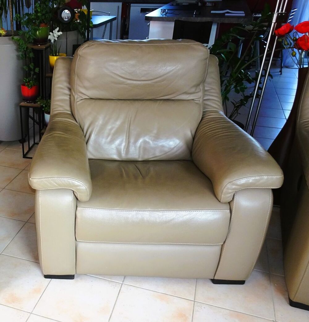 Ensemble Canap&eacute;, Fauteuil et Pouf en cuir Meubles