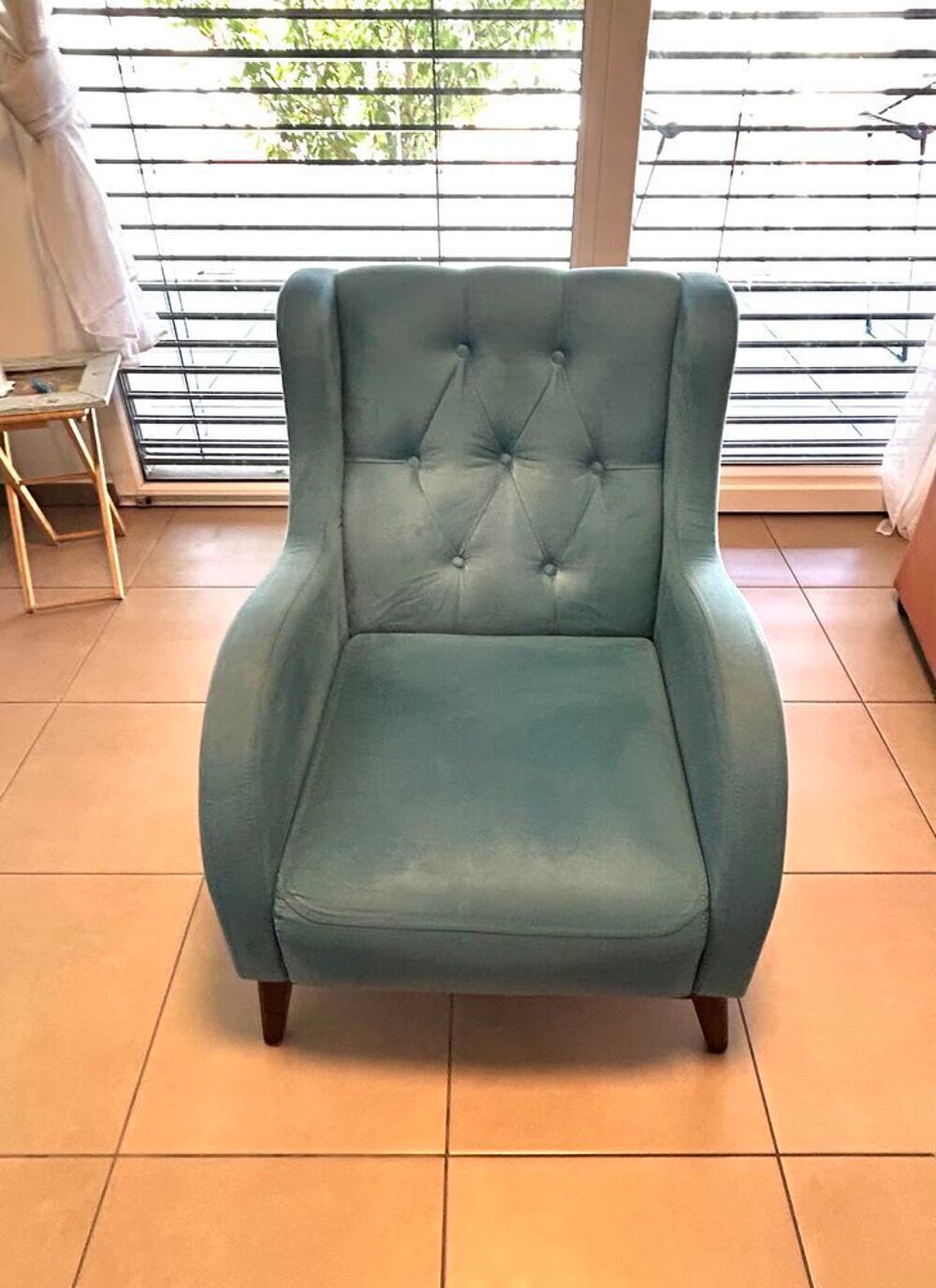 Fauteuil &agrave; oreilles en velours bleu canard €" dossier capitonn&eacute; €" style scandinave Meubles