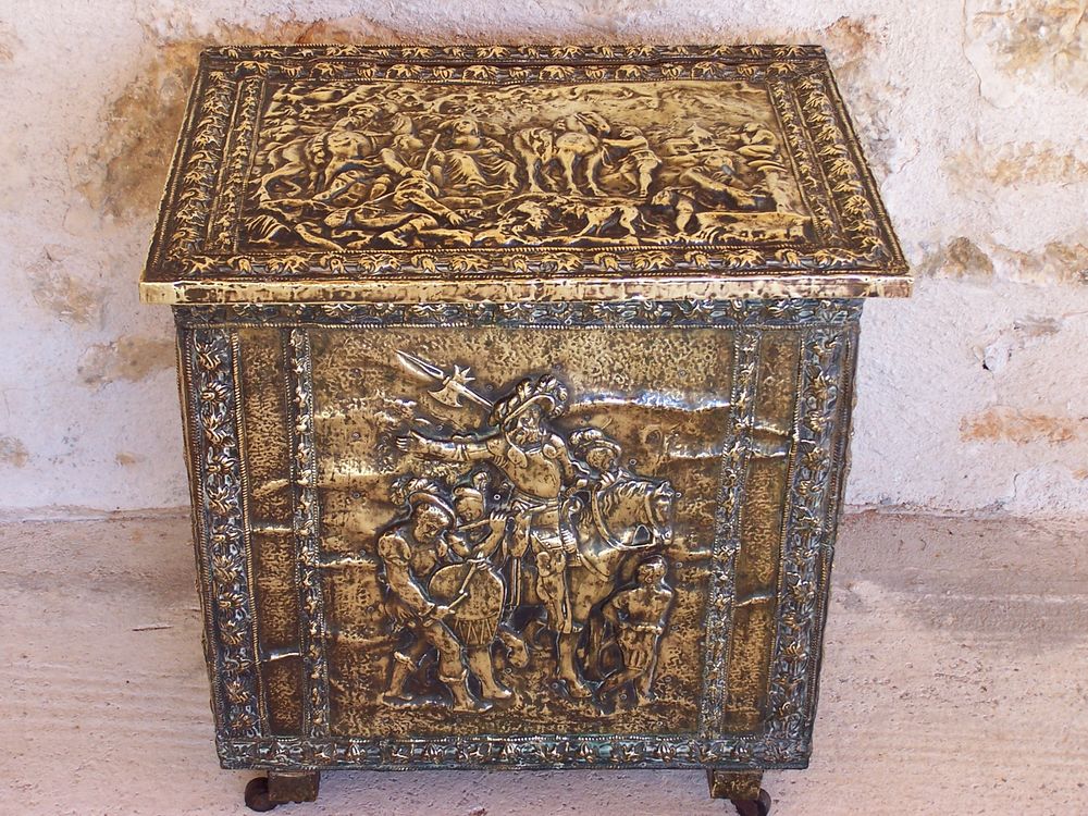 Coffre ch&ecirc;ne et cuivre repouss&eacute; 19&eacute;me Décoration