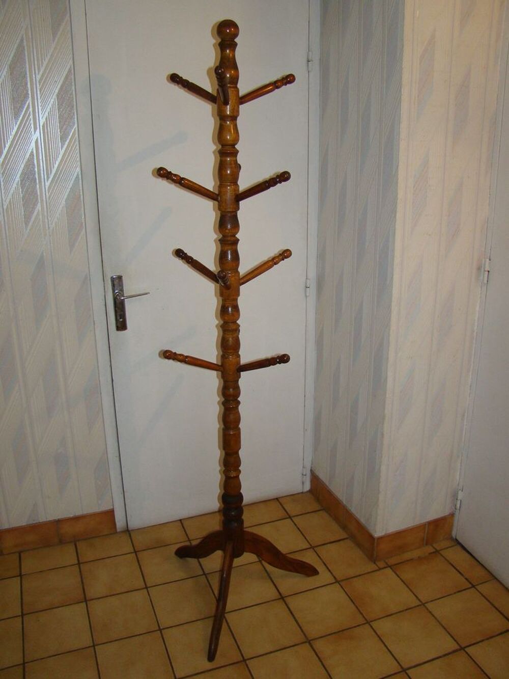 Porte-manteau sur pied vintage &agrave; 12 pat&egrave;res
Meubles