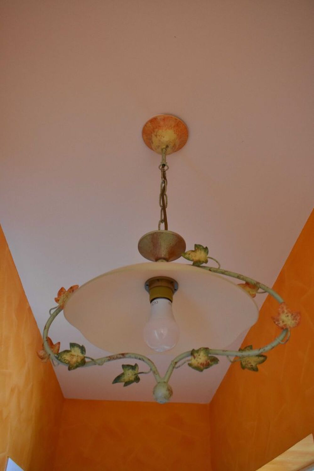 Suspension en fer, un point lumineux Décoration
