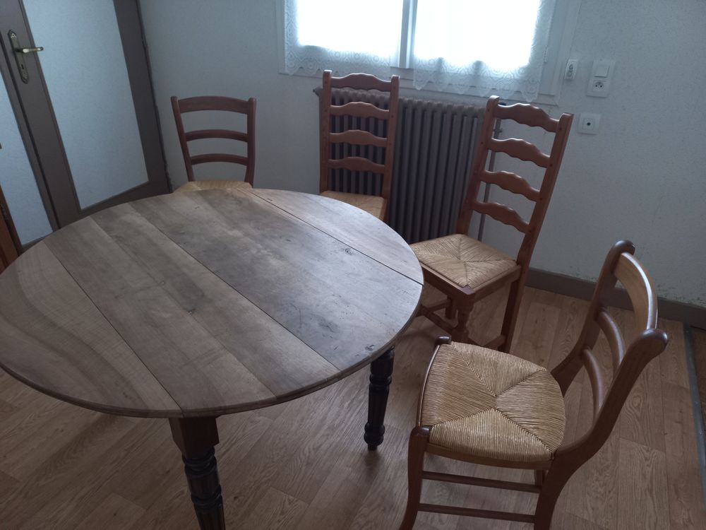 Table ronde + 4 chaises
Meubles