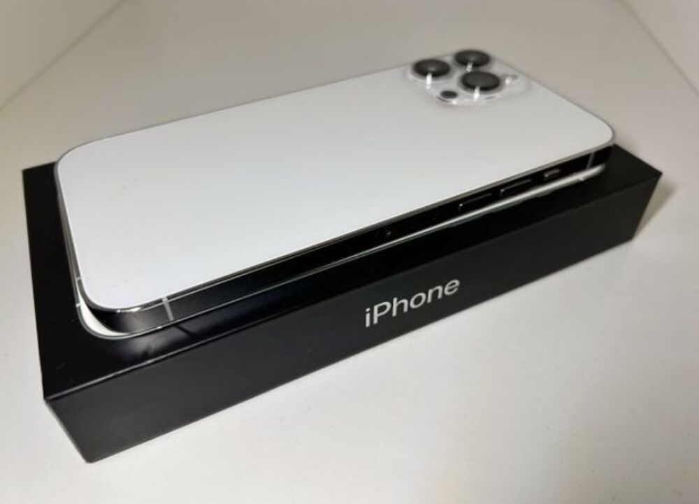 En , un iPhone 13 pro Mac avec 256 Go de stockage. Téléphones et tablettes