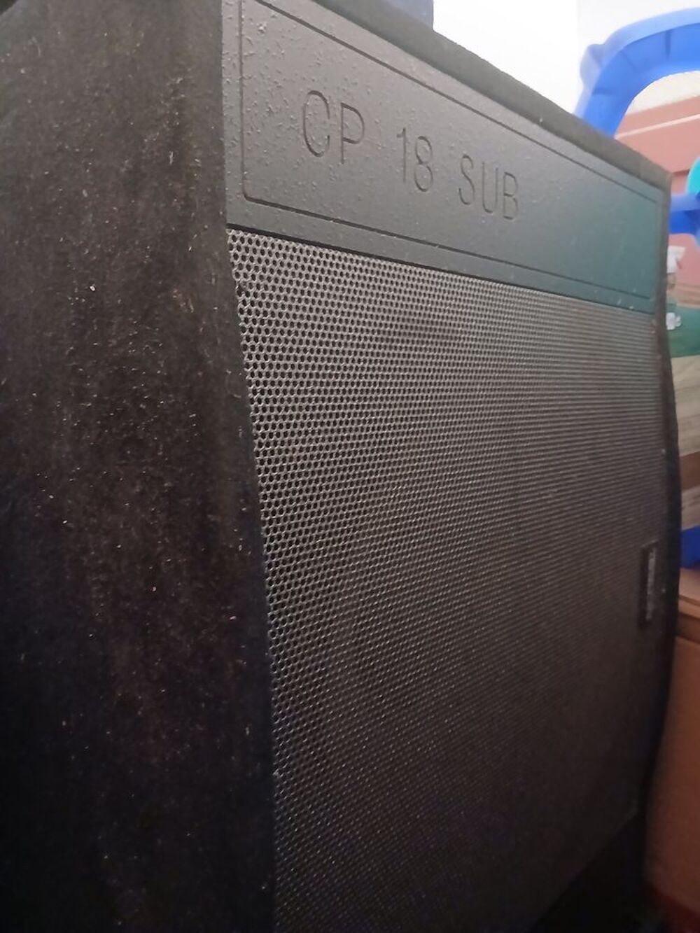 Caisson basse avec filtre actif et branchement c&acirc;ble. Audio et hifi